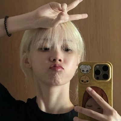 Popularityslept's profile picture. standing still at the edge of silence.