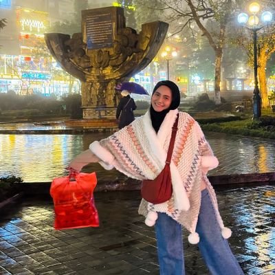 hnshanuar's profile picture. light on, fire lit