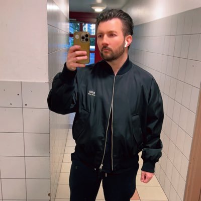 kiffeurfetish's profile picture. je cherche une bonne lope qui obeit à tout, qui aime lecher des pieds bien a fond, je cherche aussi une lope qui veut se faire fister ! 👻 snap: kiffeurdu95100