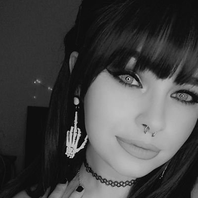 ♡ 26 y/o goth mama - cosy gamer - gardening enthusiast 🍃💨 - bookworm - amateur artist & chef - former 🌶 creator - the silliest goose in the pond ♡