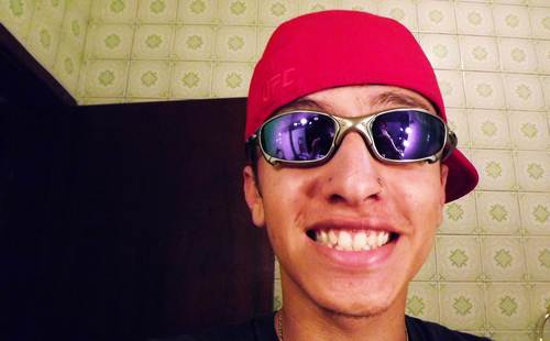 - Victor Hugo ; 17 anos ; libriano ; casado com a @_leesoares ; do bairro da pancadaria ; arabiano ; axeleiro e sambonista ;