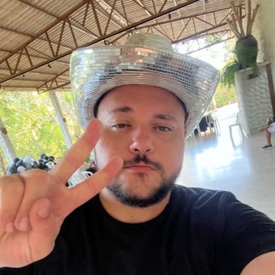 libriano, tocantinense, viciado em café e trident, militante contra restaurante instagramável e canudo de papel