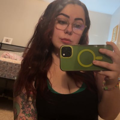 glitterkitties's profile picture. 26 • body piercer • animal lover • plant mom • silly goose