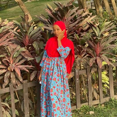 Bismillah 🤲, Unilorite ❤️, Striving muslimah 🧕😇, A small business owner 🤭, CEO of yoola leather world 🥳💯