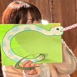 シンガーソングライター。落ち込むっ!でおなじみの、オチのない小芝居の人。ぐるぐるぐる、背中のネジを回すと前に進みます。ご予約はsayurin@kzd.biglobe.ne.jp までお願いします 音楽活動に全く関係のないDMには返信いたしかねます