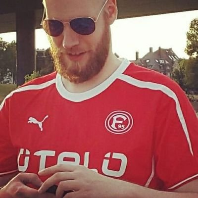 Der Hooli: Videospielenthusiat, Filmkonsument & Pro Wrestling-Fan. In vielen Fandoms, Contentersteller + Labertasche
🔴⚪#F95⚽🎮🎞161🖤❤️
Rheinländer im Pott