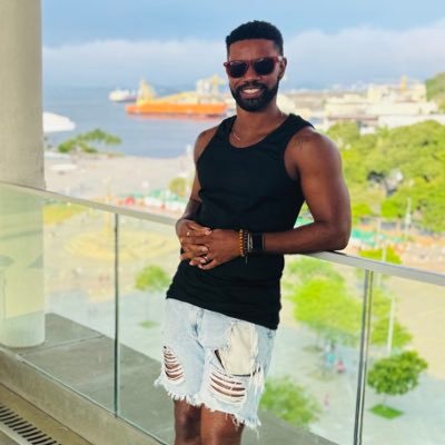 Carioca, libriano, bipolar, pensativo, sonhador a ovelha negra da família e dono de um futuro brilhante :) Com muitos pensamentos positivos sobre a vida!