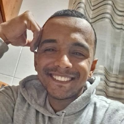 Professor de Educação Física.
Casado.