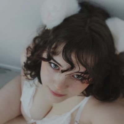 AngeAsmr's profile picture. 24 🎀 / 🇬🇧🇫🇷
 / asmr & cosplay 🎙️                                                           
⤹ more of me ₊˚⊹⋆