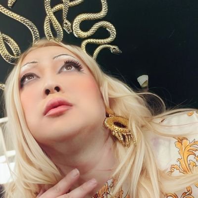 平日は「ヒゲのOL」、週末は「レトロガーリーなドラァグクイーン」。2000年から東京クラブシーンで活動開始。現在はクイーンのみならず、MV出演や結婚式のMC、DJ、イベントオーガナイズ、フライヤー、ポスター製作…などイベントなんでも屋。
お仕事のご依頼はDMで。