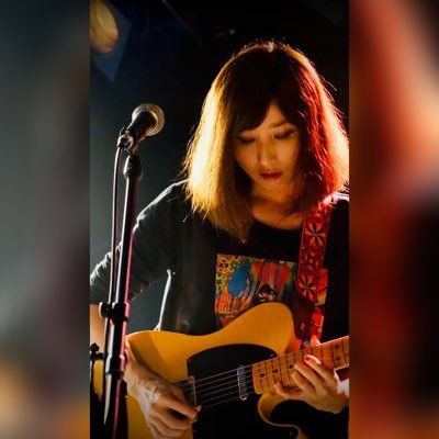 唄うkemeとトーキョーキラー(@teketeke_surf)/PIGGY BANKS(@Piggy_bbb)/EL COYOTE& Lil Coyoteのギター。 アルバム『ひとりごと』→https://t.co/dsy5k5wgjt グッズ→https://t.co/4AiPbiDvLf