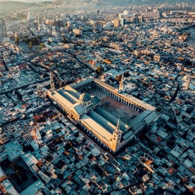حبّ المدينة المنوّرة شعورٌ فريدٌ لا يُمكنُ التعبيرُ عنهُ بالكلماتِ، بل هوَ شعورٌ يختلطُ فيهِ الحبّ والإيمانُ والسكينةُ والطمأنينةُ.