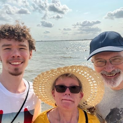 I'm a wife, mum, NCT BFC & ANT and a classical singer with Moebius Syndrome. I love to laugh, sing, hug, love, eat chocolate, and live life to the full! #hsp