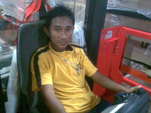 anak kedua dari tiga beradik laki.umur 24.single.kerja sebagai pembantu kesihatan awam je.