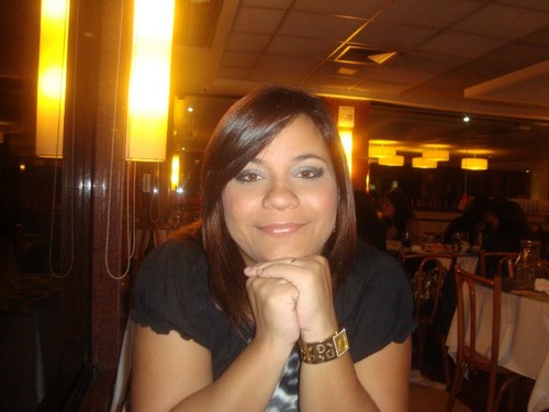 Sou uma mulher em busca da realização em Deus, casada mãe de 3 filhos (lindos por sanal)... Simples e complicada ao mesmo tempo, como toda e qq mulher normal...