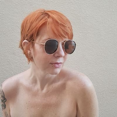 edição limitada (e com avarias).
tô por aqui quando tô desocupada só pra acompanhar tretas de subcelebs anônimas e dar opiniões nunca solicitadas. 🫶🏻