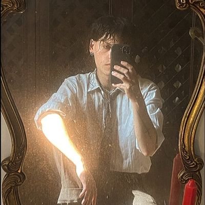 midwest emo translesbienne | qualifiée de lesbienne soudure-étain par @annaheur | transitionner uniquement pour les backstages de La Dispute