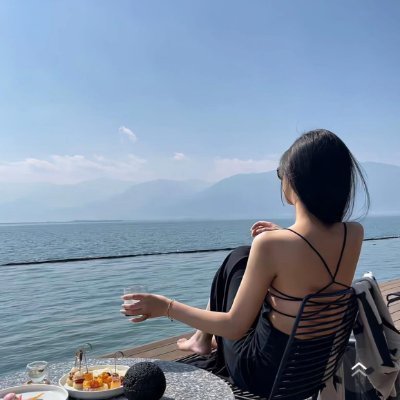 A woman should have an independent heart, bravely pursue her dreams, not be afraid of difficulties and challenges, and always keep improving and growing.
