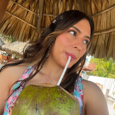 Me gusta comer, reír y grabar todo. Amo a mi familia👨👩👧🐶 y no puedo vivir sin mi chapstick. Belieber🖤