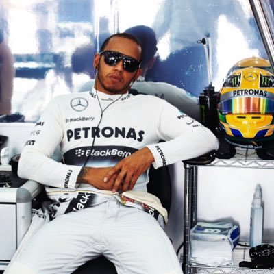 A masquerade, if you will @MercedesAMGF1 x @mancity . #LewisHamilton𓃵