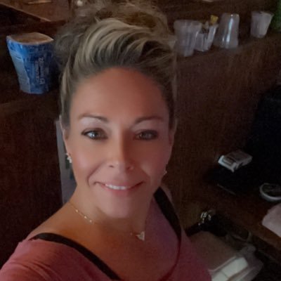 Juliekwest11's profile picture. Island Dwelling Alien Activist 🛸