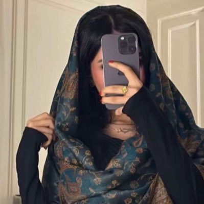 ما أنا بشاعرة، لكنّي أحب الشعر وأهله أصوّر اللحظة كأنها سالفة، وأشرب القهوة كأنها طبع من طباعي