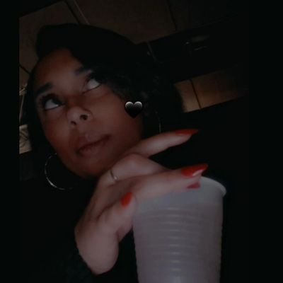 Sometimes I'm here, sometimes I'm not | 🏳️🌈 Bisexual& Poly 👩🏽🤝👩🏿🧍🏿♂️| Black AF ✊🏾