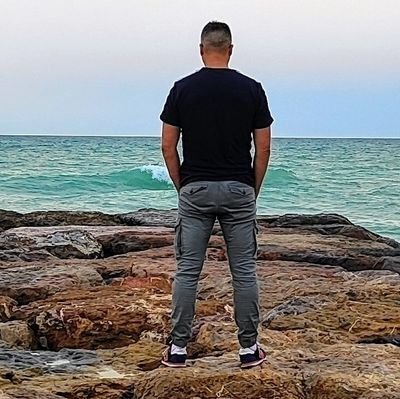 Στα αριστερά #Auferstanden aus Ruinen Profile