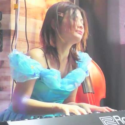 E62G43ZMUfxCWka's profile picture. 即興ピアニストとして、空間・環境を音で操る演奏活動をフリーランスでしています。

KBS京都(地上波テレビ放送)『湧さんのバイタル研究所』ゲスト出演。

京都の音楽スクールでピアノ講師しています。

取材・演奏依頼等や他のSNSコチラよりhttps://t.co/ulRn88WWOI