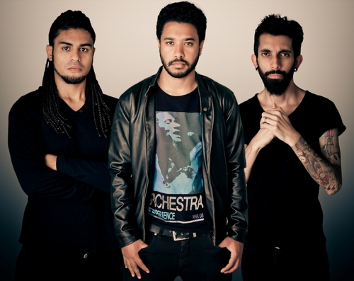 aireSSantz, é a mais nova banda de rock de Brasilia formada por Juninho Aires no vocal e guitarra, Fabiano Silva no baixo e Ronald Aurelio na bateria. Breve...