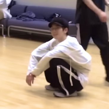 ____717wooo's profile picture. "내일은 오늘보다 덜힘들고 더 행복한 하루가 되셨으면 좋겠어요" ☽