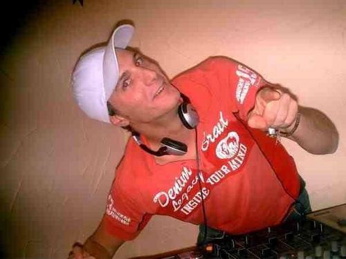 robby170379's profile picture. Hi, komme aus der Nähe von Nürnberg!!

Bin Dj und Veranstalte Partys mit unserer Gruppe Taubersound!!!