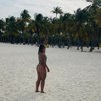 Retorcida y un poco Loca. Todo es broma aunque si quieres no. En mi vida pasada fui una sirena 🌊🐚☀️⚓️🪸🧜🏽♀️🌅