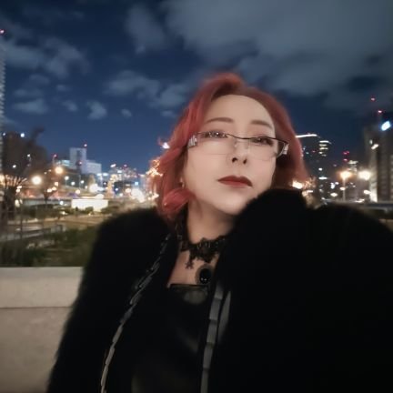 闇の深淵に光を灯すアーティストフォトグラファー📸ゴシックな美学と甘美な幻想が交錯する世界を切り取る🦇影と光が織りなすその作品は、まるで夢と現実の狭間で囁く物語のよう🪄魂の奥底に潜む情熱と憂いを撮し出し観る者を魅惑の闇へと誘う🌒日常を超え永遠の美を刻む🌹闇の王展2025シード権獲得
撮影依頼はDM にて📩