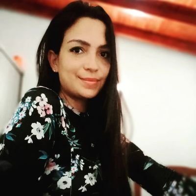 Rolísima, química, rockera, motera, un tanto panelista y Enamorada del América de Cali ❤️👹.
