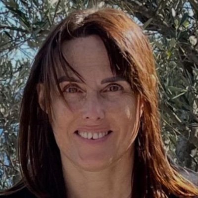 Dona i mare. Si vols saber més de Farmasi, una destacada empresa de bellesa, cura personal, nutrició i tractament de la pell, envia’m DM o email.