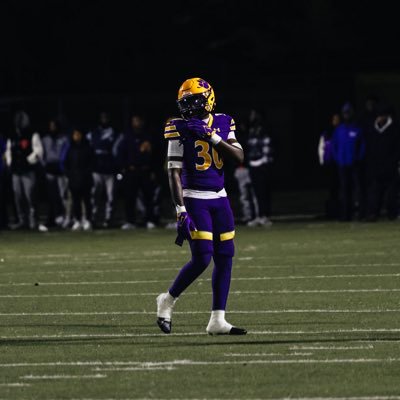 Edna Karr HS Co’ 27 Linebacker | 6’1 206LBS Contact Info 504-326-7383 Iangray087@gmail.com