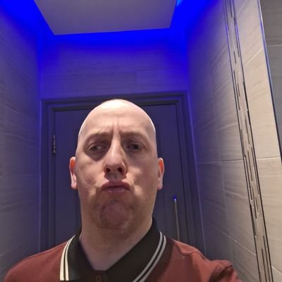 41 year old LFC fan massive gamer love my old school games like metal gear solid single pringle