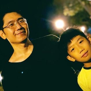 我是一名骨科醫生，在美國軍隊工作，我來自香港，但我在美國長大，目前在也門工作。
  與神合一...