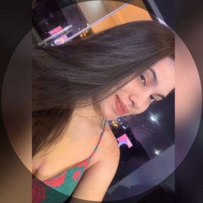 rillary_ch's profile picture. 