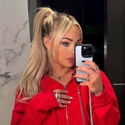 WatchHcrLiv's profile picture. ⠀ ⠀ ⠀ ⠀  the woman that you love to hate.   ⠀ ⠀ ⠀