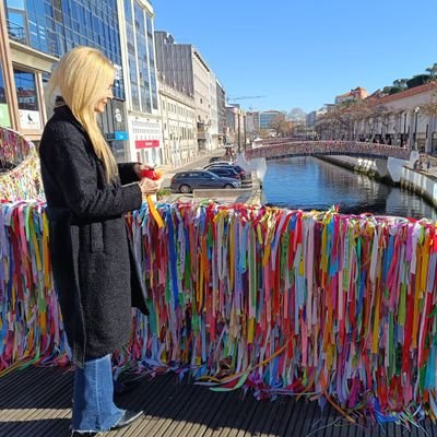 Pensar es difícil,por eso la mayoría de las personas prefieren juzgar💫
🇪🇦Española y valenciana💙💛❤️
