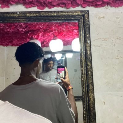 d_m.ian 💎💸. cuban city 🇨🇺 solo trato de disfrutar cada momento d mi vida porque la muerte toca a la hora q' menos te lo esperas solo vive 🫀💥