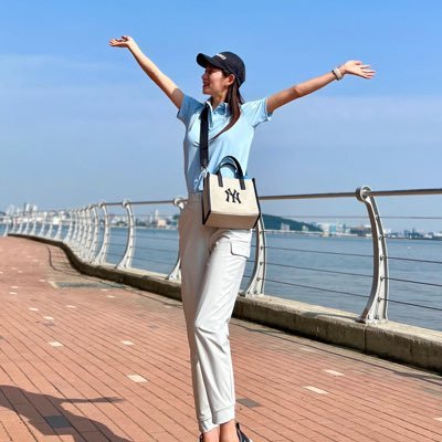 LindaChen179540's profile picture. 故乡容不下肉身，它乡容不下灵魂，若能一世安稳，谁愿异乡只身