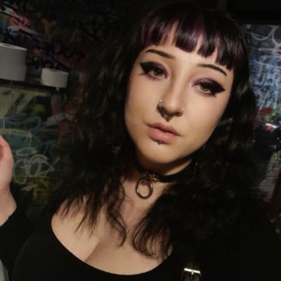 goth, she/they, 26