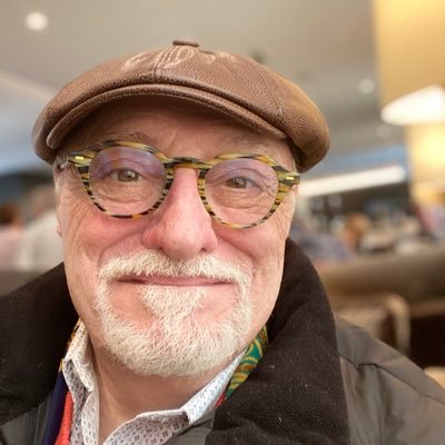 Aquí no entra mi biografía. ¡Para qué! Je, je… Profesión, sus risas, sus libros, sus cuadros…