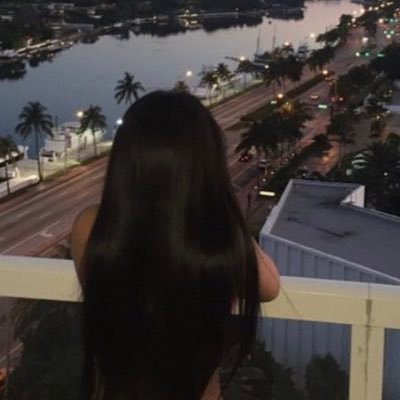 boredummuh's profile picture. the aesthetic says it ALL.