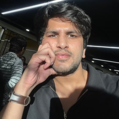 chehre pe hasi, aankhon me aansu naam me shit hai lekin personality dhaasu