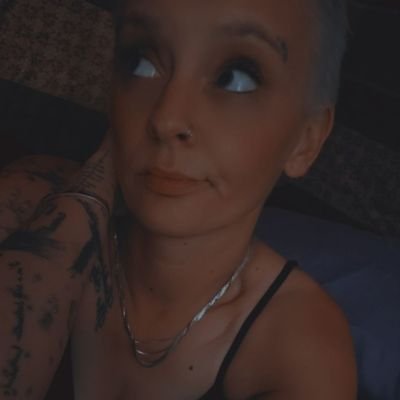 devdoesamerica's profile picture. well fuck,  I used to be your favorite pants