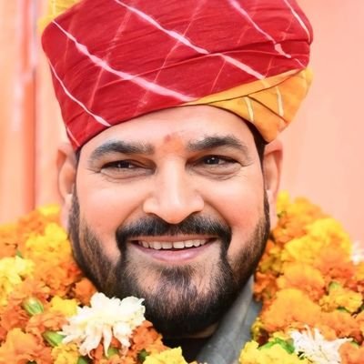 मैं बागी रहूंगा उन महफिलो का,
जहां शोहरत तलवे चाटने से मिलती हो...